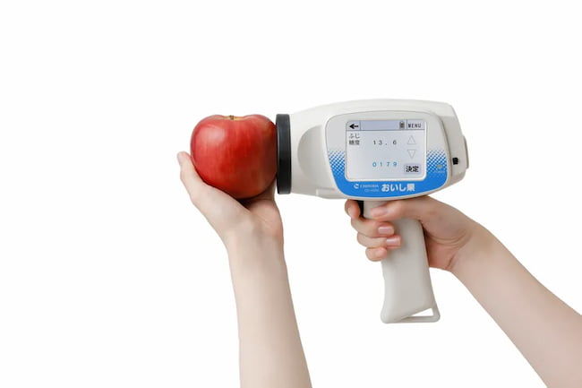 ハンディ型の非破壊式糖度計