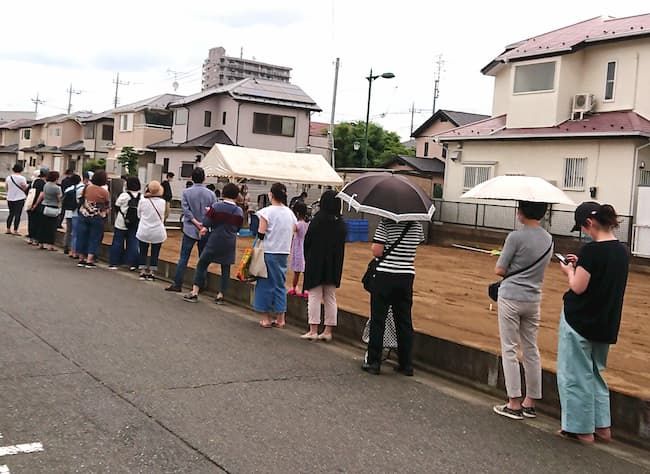 新座市 廣谷農園 とうもろこし直売所には行列ができるほど
