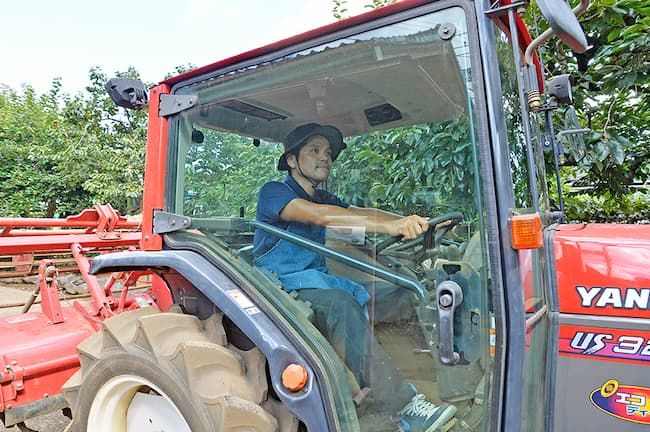 新座市 廣谷農園 トラクターに乗る廣谷智史さん