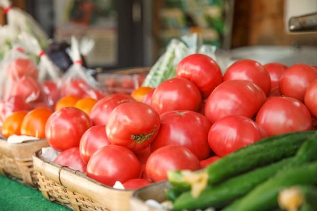 野菜直売所の新鮮なトマト、きゅうり