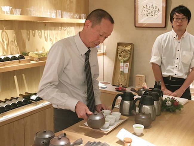 銀座のレストランで行われた三重県フェアで、深緑茶房はウェルカムドリンクとして深蒸し茶を提供
