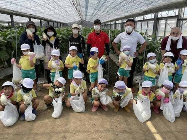 「しろなす畑」で収穫体験をした子供たち
